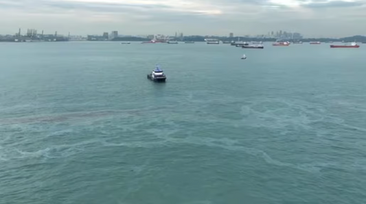 Singapore Spill, Photo MPA , Boat in Water